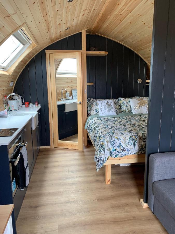 Thistle Pod Farm Stay With Hottub Sleeps 2 Galston  Exterior photo