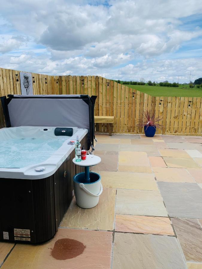 Thistle Pod Farm Stay With Hottub Sleeps 2 Galston  Exterior photo