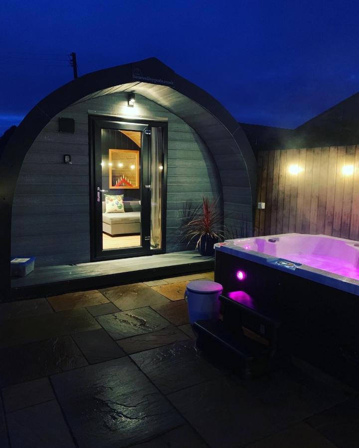 Thistle Pod Farm Stay With Hottub Sleeps 2 Galston  Exterior photo